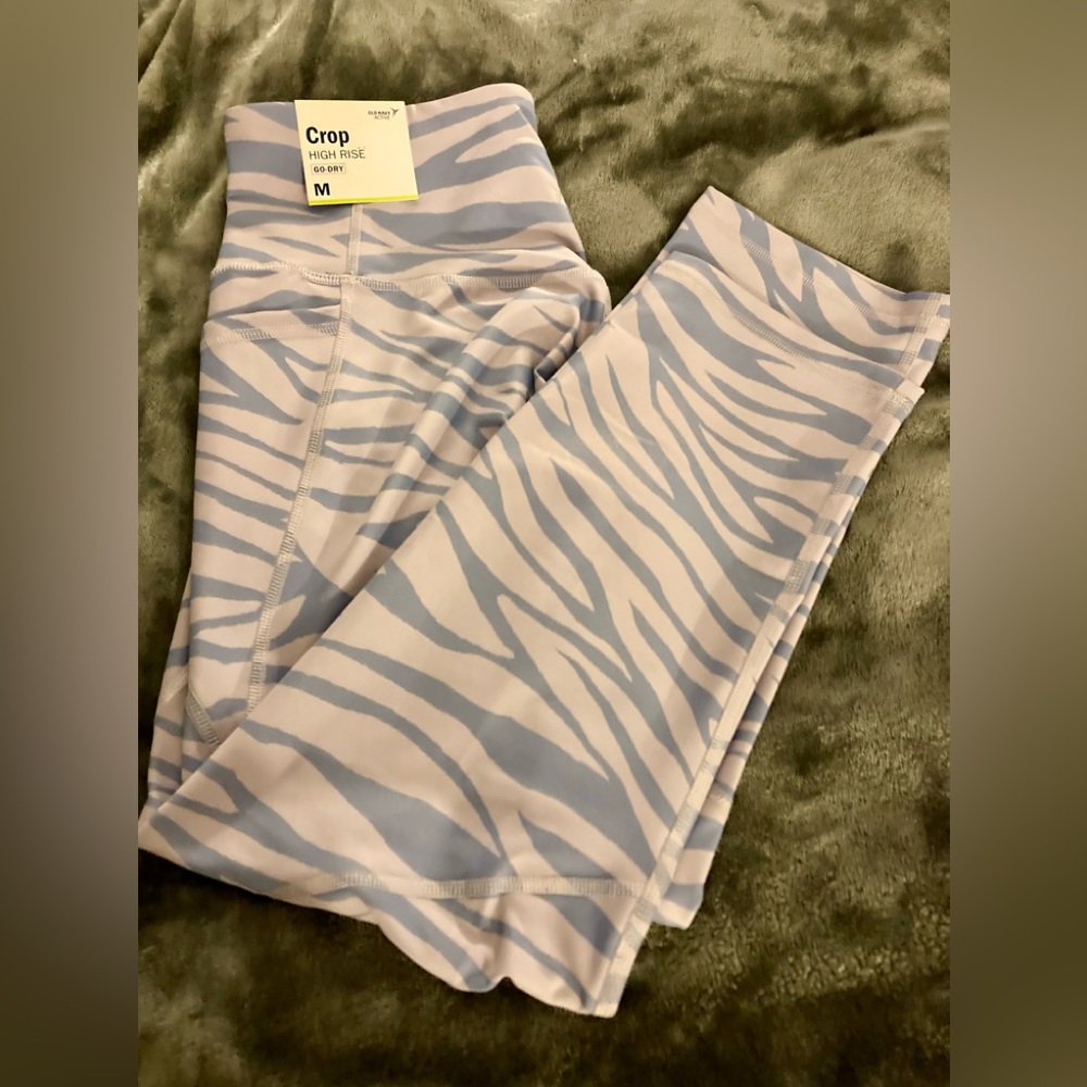Old navy power soft cropped pants.
